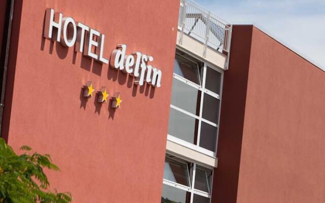 Hotel Delfin вид на фасад