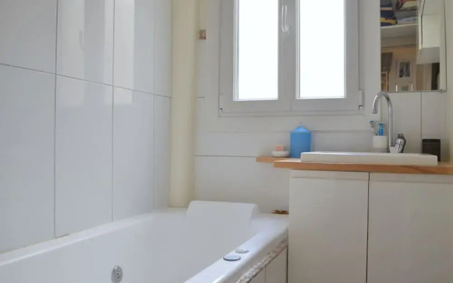 Bright Montmartre 1 Bedroom Flat
