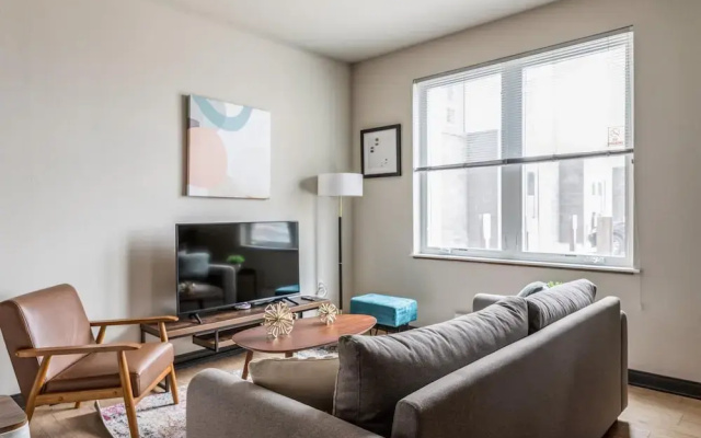 Milwaukee Charming 1BD 1BA Downtown Apartment