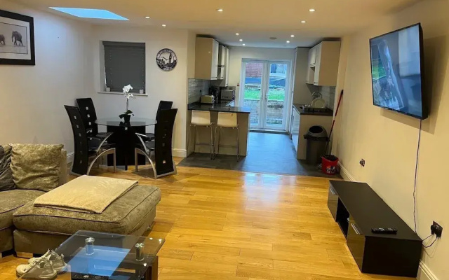 Southgate Home - Sleeps 12 - Parking - Central
