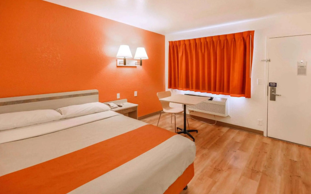 Motel 6 Huntsville, TX