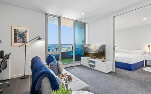 Chic 1-bed With Balcony Views and Amenities