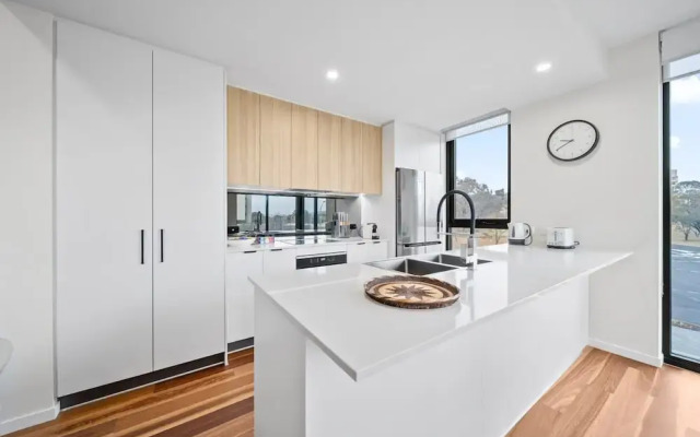 Inner-city 2-bed With Large Balcony, Garden & Gym