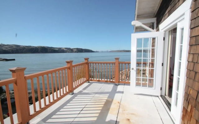 Shorelight Inn
