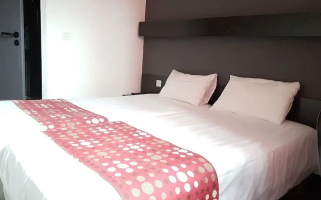 Brit Hotel Baillet en France