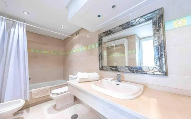 Brigth Apartment/2BED/2BATH/100m beach/Sea Views