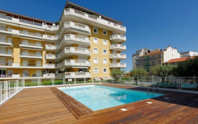 Отель Nice Booking - Domes - Piscine Terrasse вид на фасад