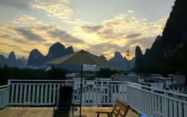 Holiday Lijing Inn