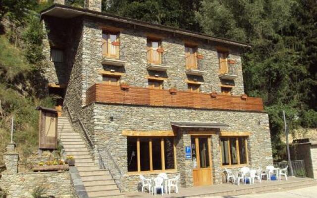 Отель Hostal Les Roquetes Керальбс вид на фасад