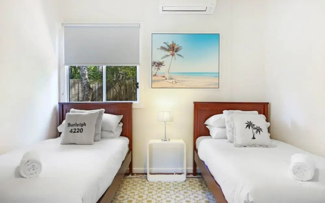 2-bed Beach House in Burleigh Heads Amidst Nature