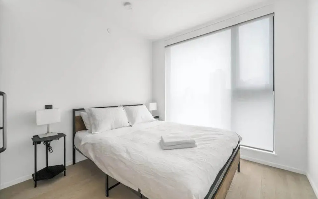 Chic Urban Stylish Condo in Downtown V