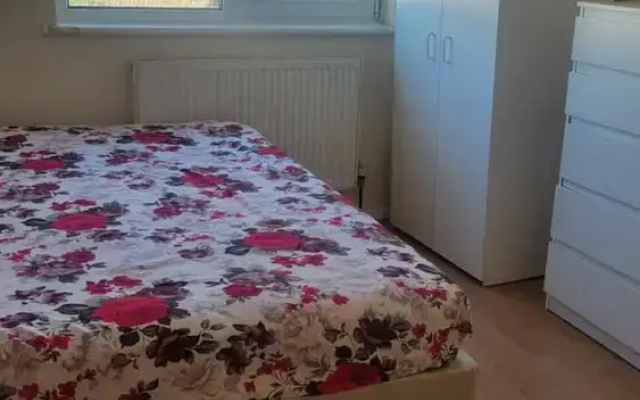London Villa Retreat With 3 Bedrooms