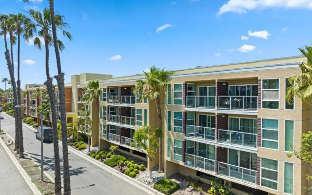 Beautiful Beachside Apartment With Marina View