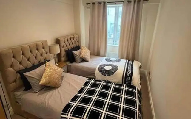3-bed Central Apartment - Sleeps 8 & Free Parking