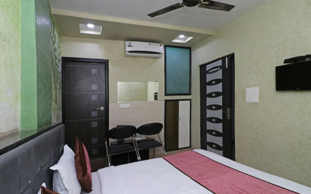 OYO 7885 Hotel Myraa