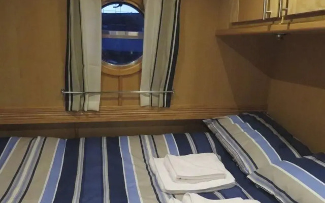 Houseboat Hotels