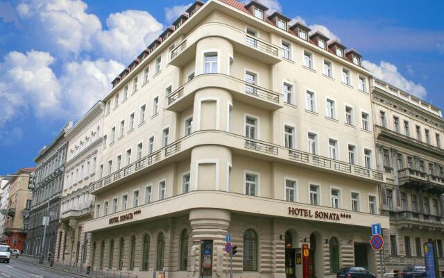 EA Hotel Sonata вид на фасад