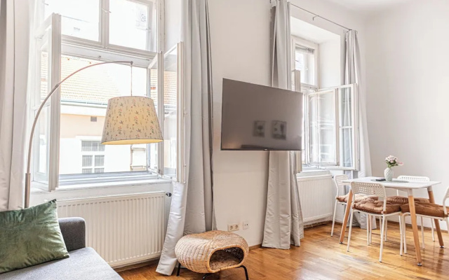 Beautiful 2BR Apartment Near Rennweg