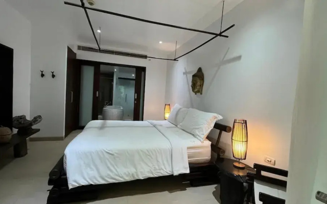 Beachfront and Pool 2 BR Apt- Celeena 870