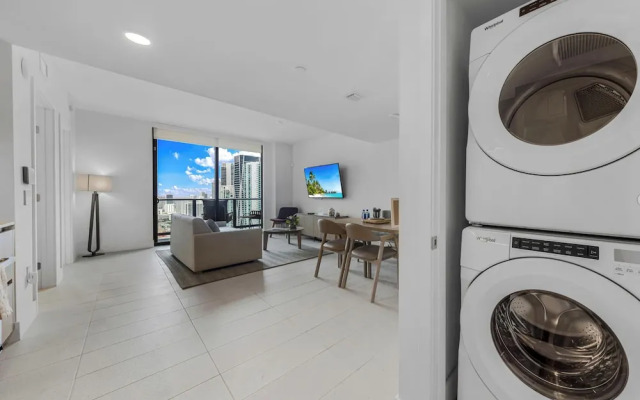 43rd-Floor Skyline Suite - Pool & Gym