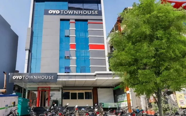 325 South Tukoganj by Oyo Rooms