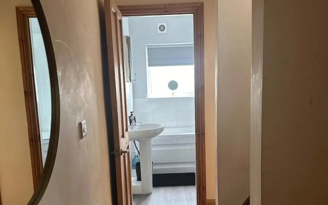 House - Sleeps 4 - Garden - on Street Parking