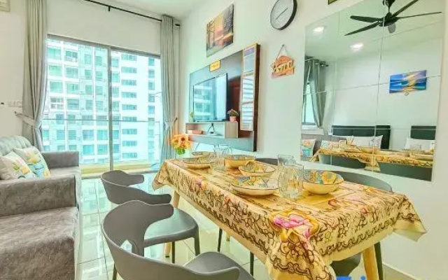 Spacious Cybersquare Ensuite with Pool View #CS8