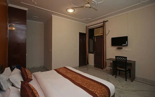 OYO 9075 Petals Inn