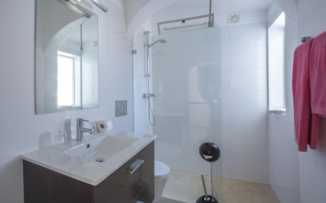 1 Bed Flat - Sleeps 2 - Pool - Parking - Wifi