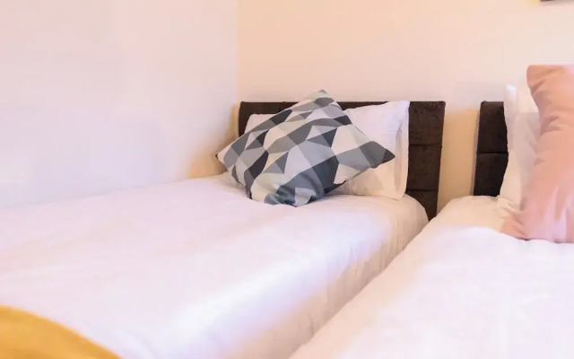 Apt - Sleeps 6 - Pets Ok - Parking