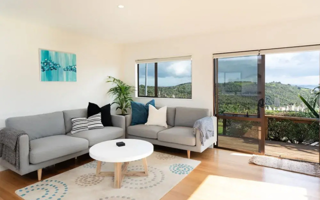 Newly renovated Oneroa beach view house