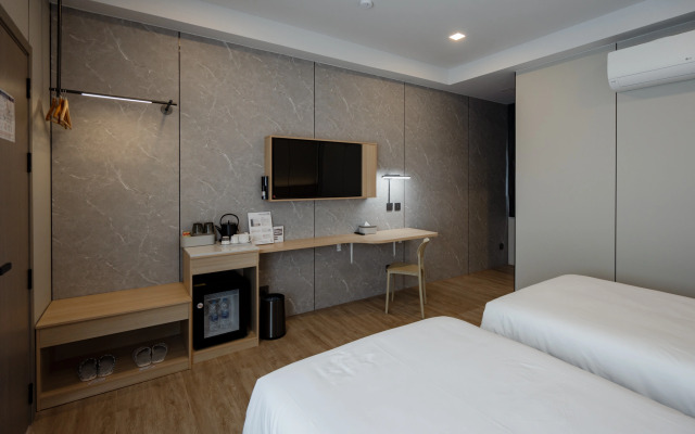 Отель HippoTel Khaorang Phuket Town