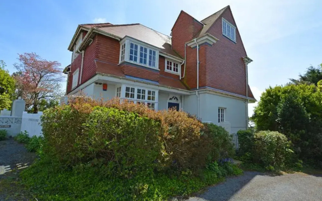 Modern Apartment in Tenby With Swimming Pool