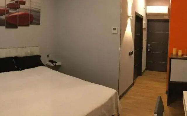 H La Cabaña
