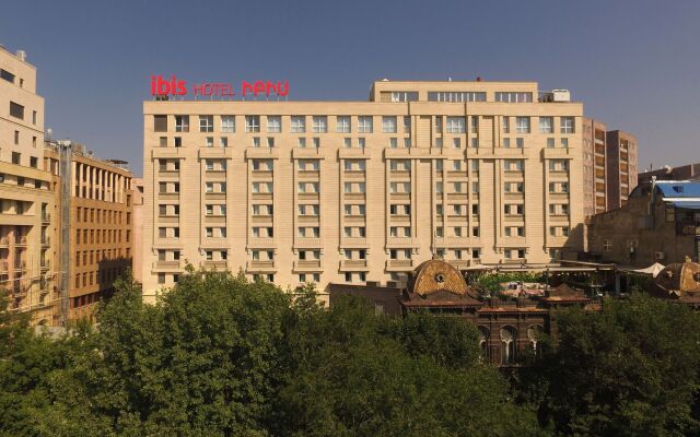 Отель ibis Yerevan Center Армения, Ереван - 3 отзыва об отеле, цены и фото номеров - забронировать отель ibis Yerevan Center онлайн вид на фасад