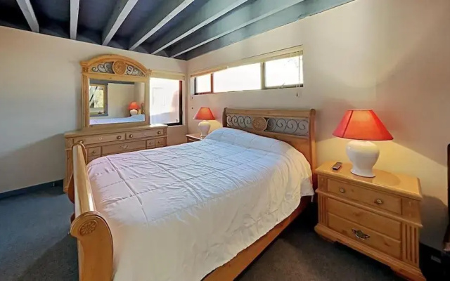 Beautifully Remodeled Condo Close Hot Tubs, Sauna, Skiing, Car Charging! by RedAwning