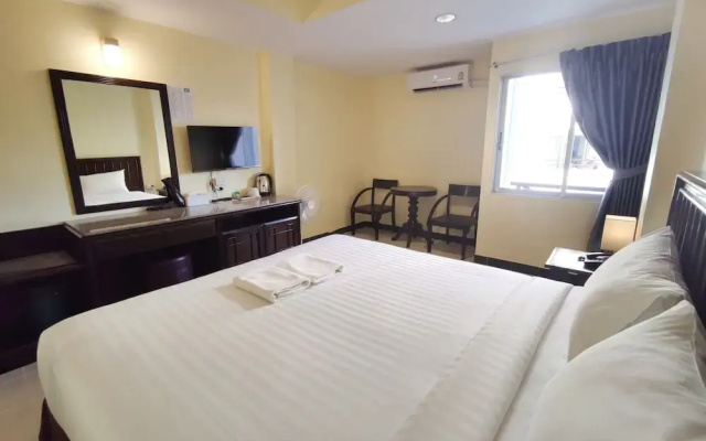 Отель The Chanthong Residence and Hotel Pattaya