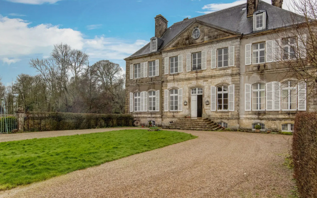 Pretty Holiday Home in Golleville with Private Garden