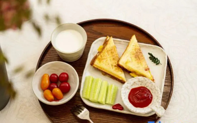 Lincang Jianli Hotel (Wa Culture Square Yulong Lake Park)
