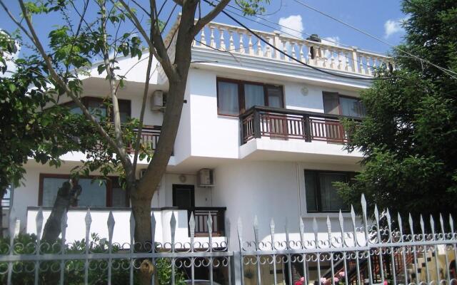 Отель Guest House Yanina Болгария, Генерал-Кантраджиево - отзывы, цены и фото номеров - забронировать отель Guest House Yanina онлайн вид на фасад