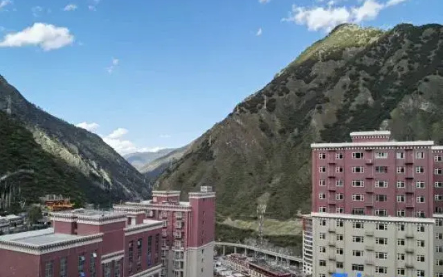 Yajiang Yishang Jincheng Homestay