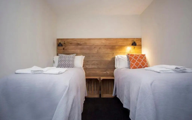 higgihaus #3a & 3b 8 Bed Big Groups Hip Location