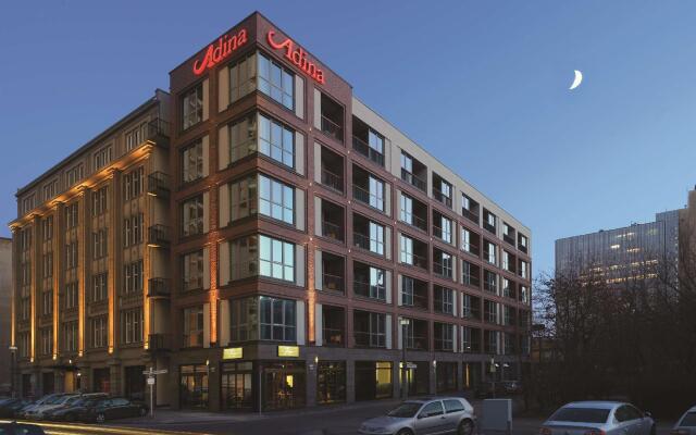 Отель Adina Apartment Hotel Berlin CheckPoint Charlie Германия, Берлин - 4 отзыва об отеле, цены и фото номеров - забронировать отель Adina Apartment Hotel Berlin CheckPoint Charlie онлайн вид на фасад
