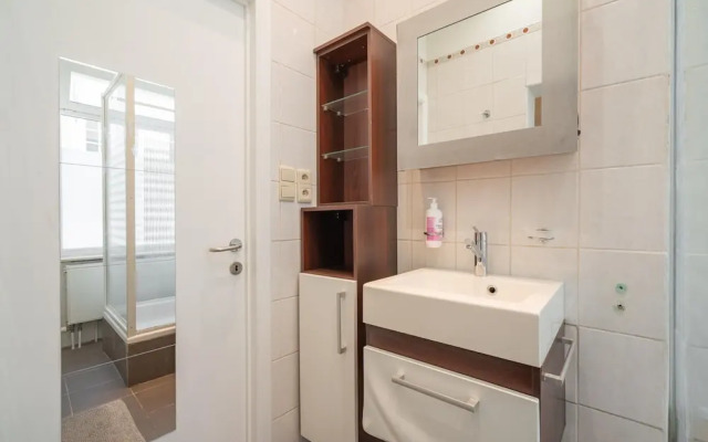 Lively City Getaway for 10 Near Meir