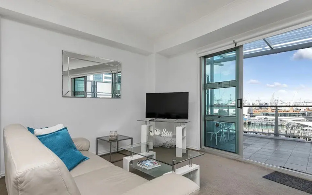 QV Princes Wharf Waterfront Apartment with Balcony - 934