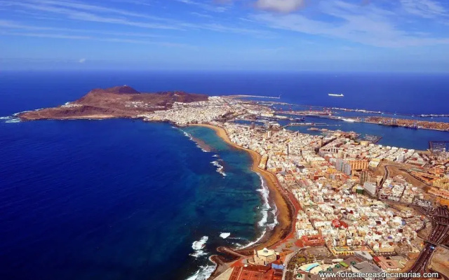 Las Canteras Flat III by Canary365