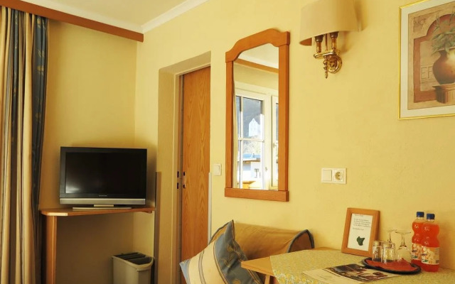 Living-Apart Anita