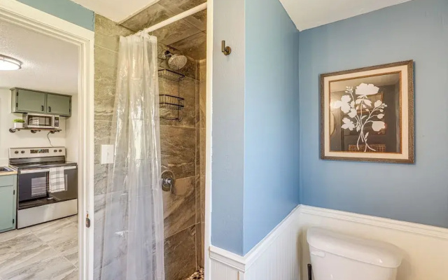 Jefferson City Bungalow: Hot Tub & Patio!