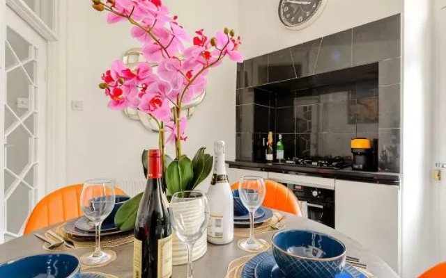 Outlandish Charm | Newly Renovated 4 Bed Luxury  Aprt - Marylebone