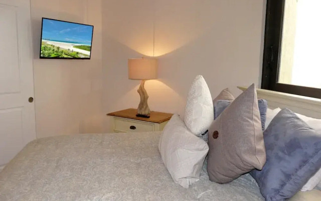 Stylish Beachfront Condo With Spa/pool and Ocean Views
